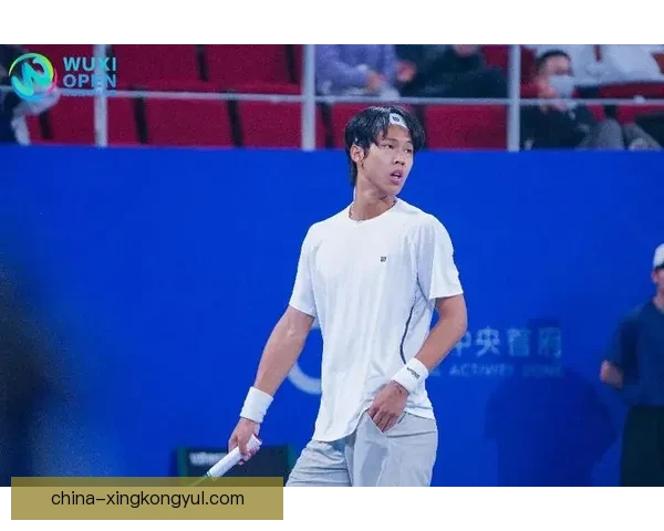 周意滞留迪拜感慨：从球场到战地记者